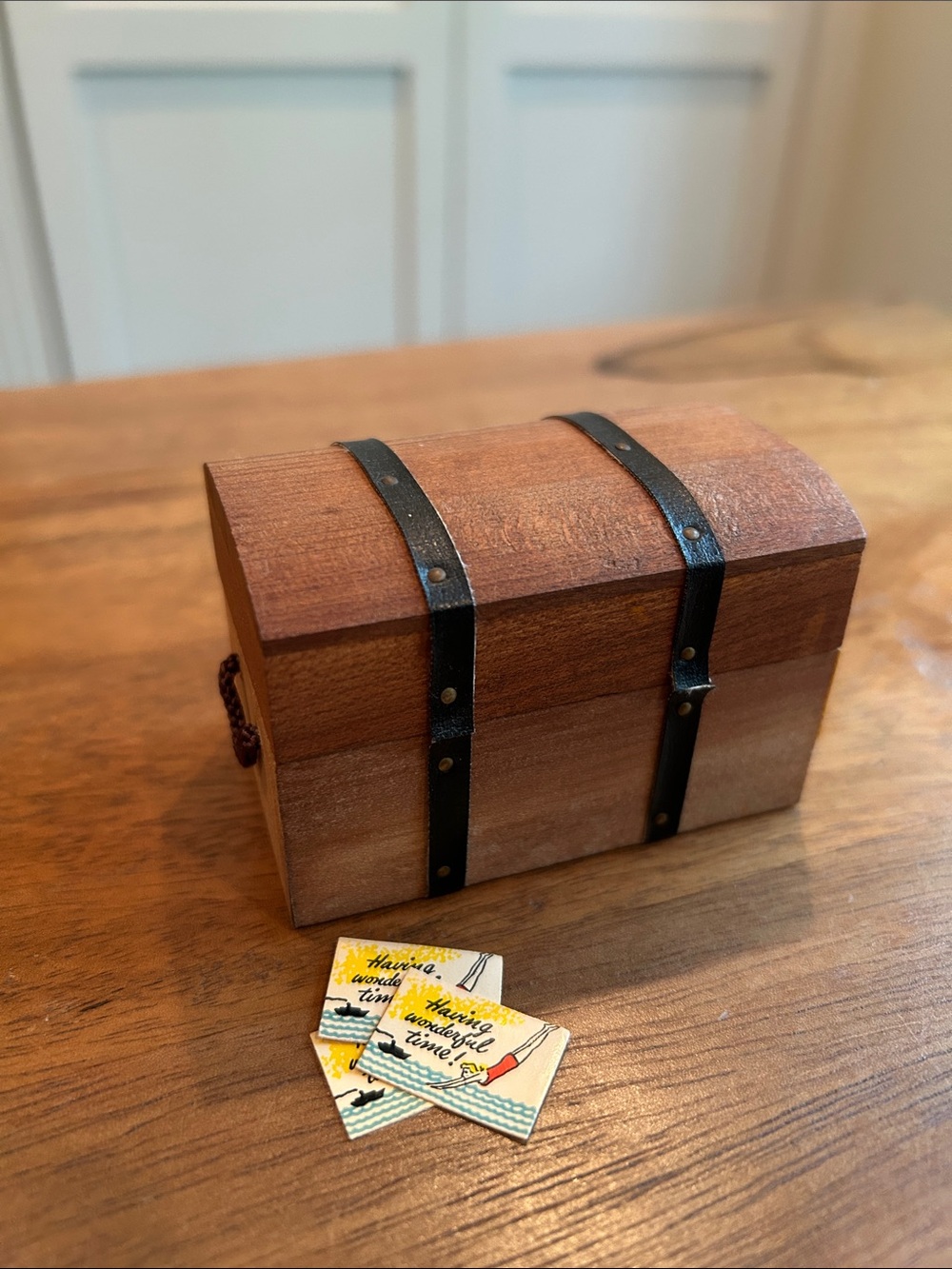 Vtg 1972 Reevesline Wooden Trunk, Dollhouse Furniture Lot of 4